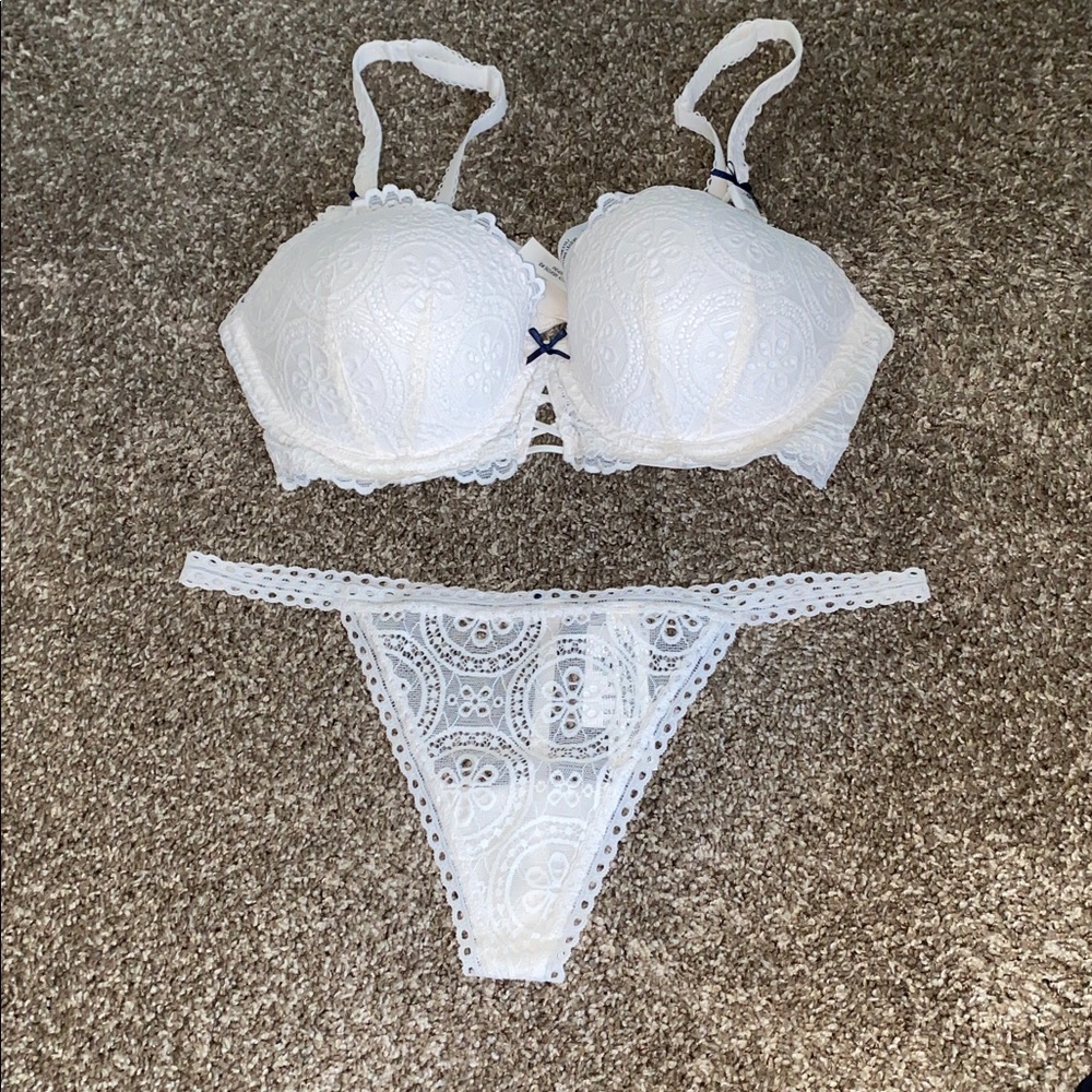 3 VS PINK BRAS AND THONGS! - Picture 3 of 5